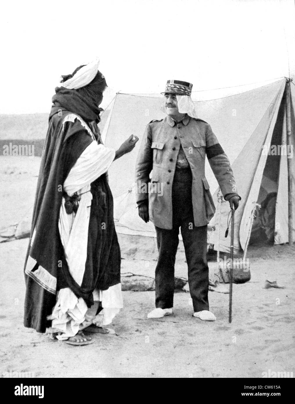 Im Herzen der Sahara, Tuareg Häuptling Ouemi ag el Mnir, der gekommen ist, zu hageln Marschall Franchet d'Espérey (1925) Stockfoto