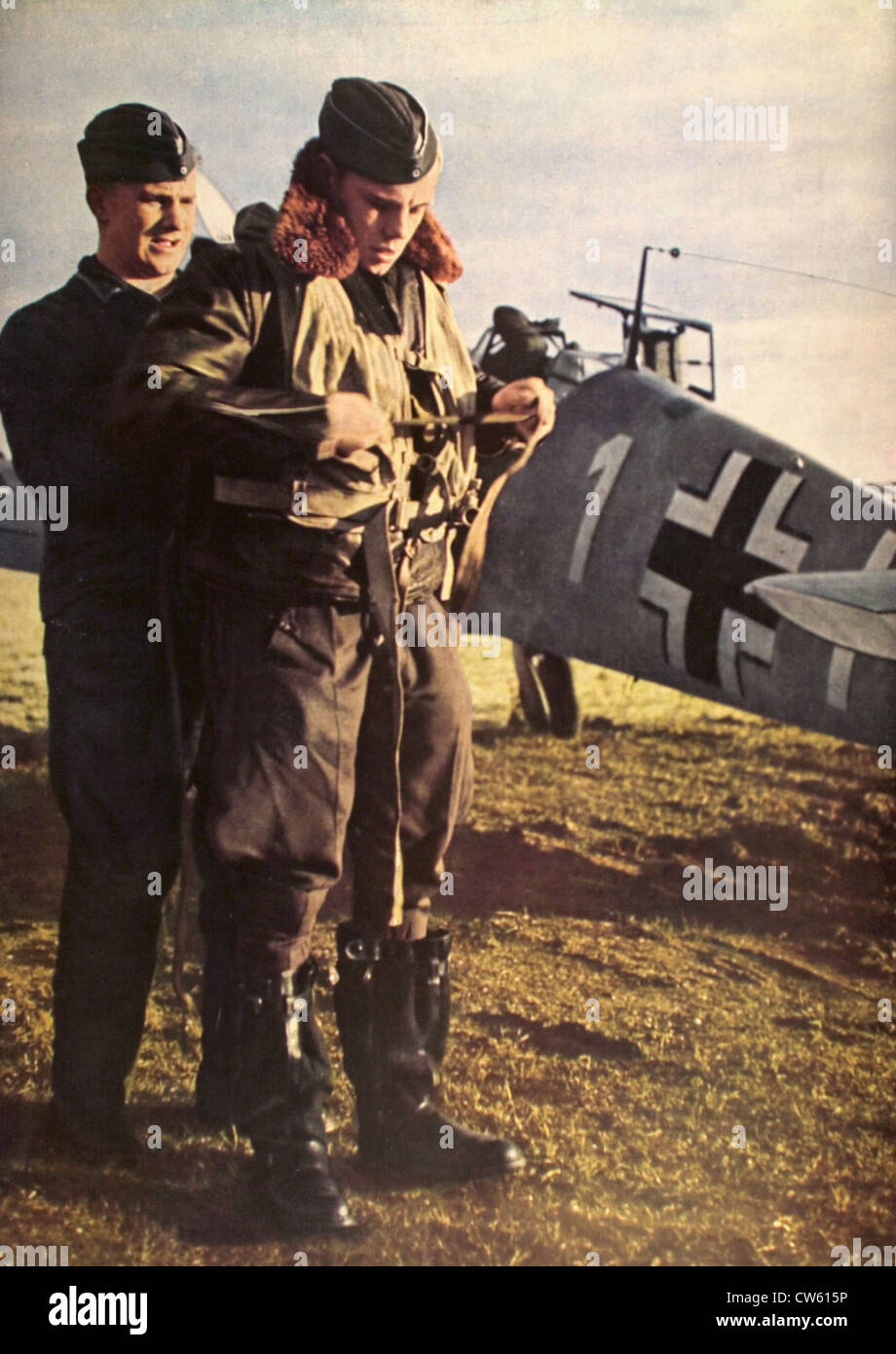 Dem zweiten Weltkrieg. Überprüfung der Ausrüstung von einem deutschen Flieger vor dem Take-Off (1941) Stockfoto