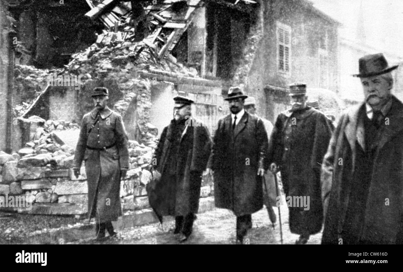 Welt Krieg I. französischen Präsidenten Raymond Poincaré Besuch in der Stadt von Pont-À-Mousson die 178 Bombardierungen (1915) wurde Stockfoto