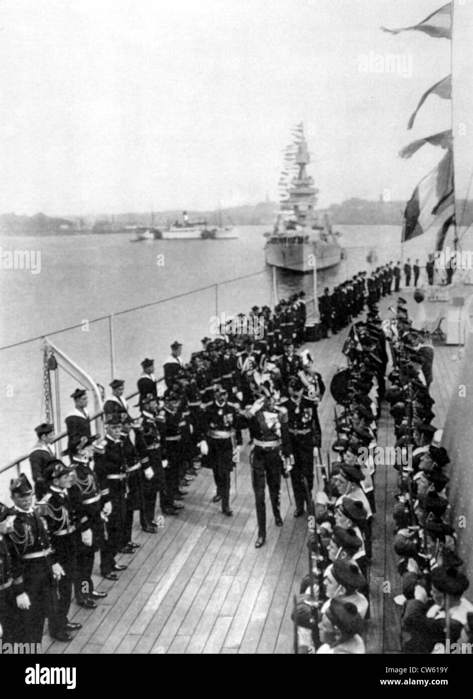 König Gustav V von Schweden Inspektion der Truppen der Schlachtkreuzer Duquesnes in Stockholm (1930) Stockfoto