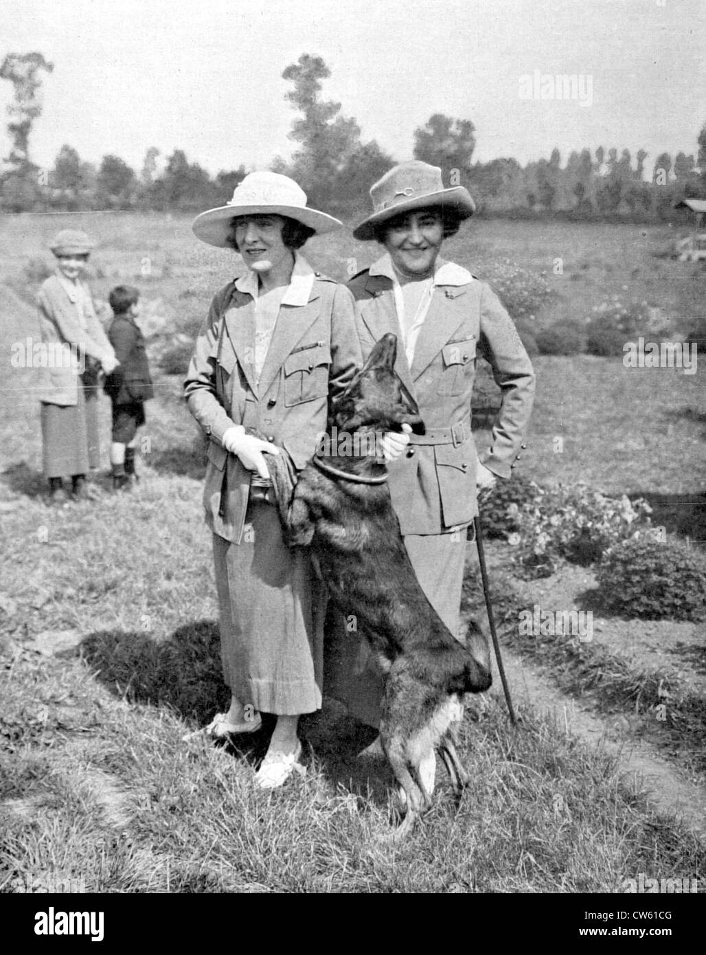 Paris.  Frau A. Murray Deich und Miss Anna Morgan (1922) Stockfoto