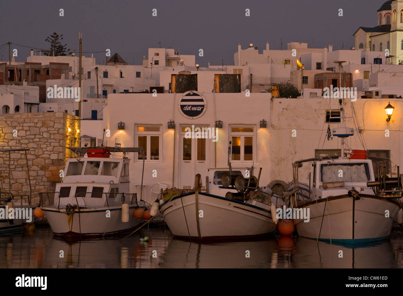 Angelboote/Fischerboote in den malerischen Hafen von Naoussa auf Paros - Griechenland Stockfoto