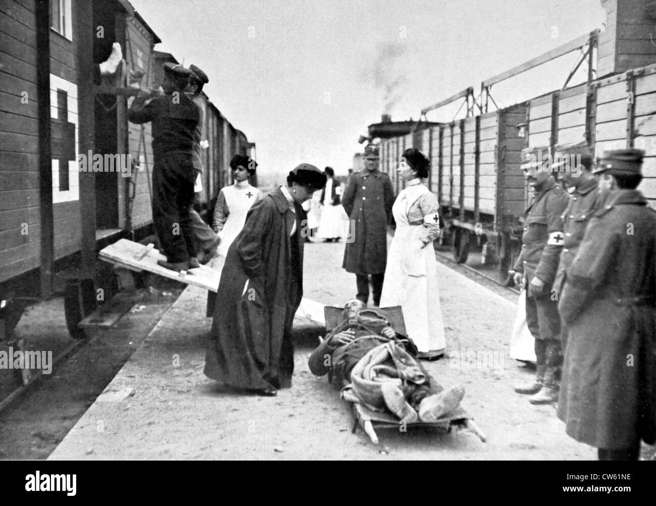 Auf Plattformen ist Larissa Zug Bahnhof imperiale russische Prinzessin Helena Fürst Nicolas Greece Frau Verwundeten Thessalien Pflege. Stockfoto