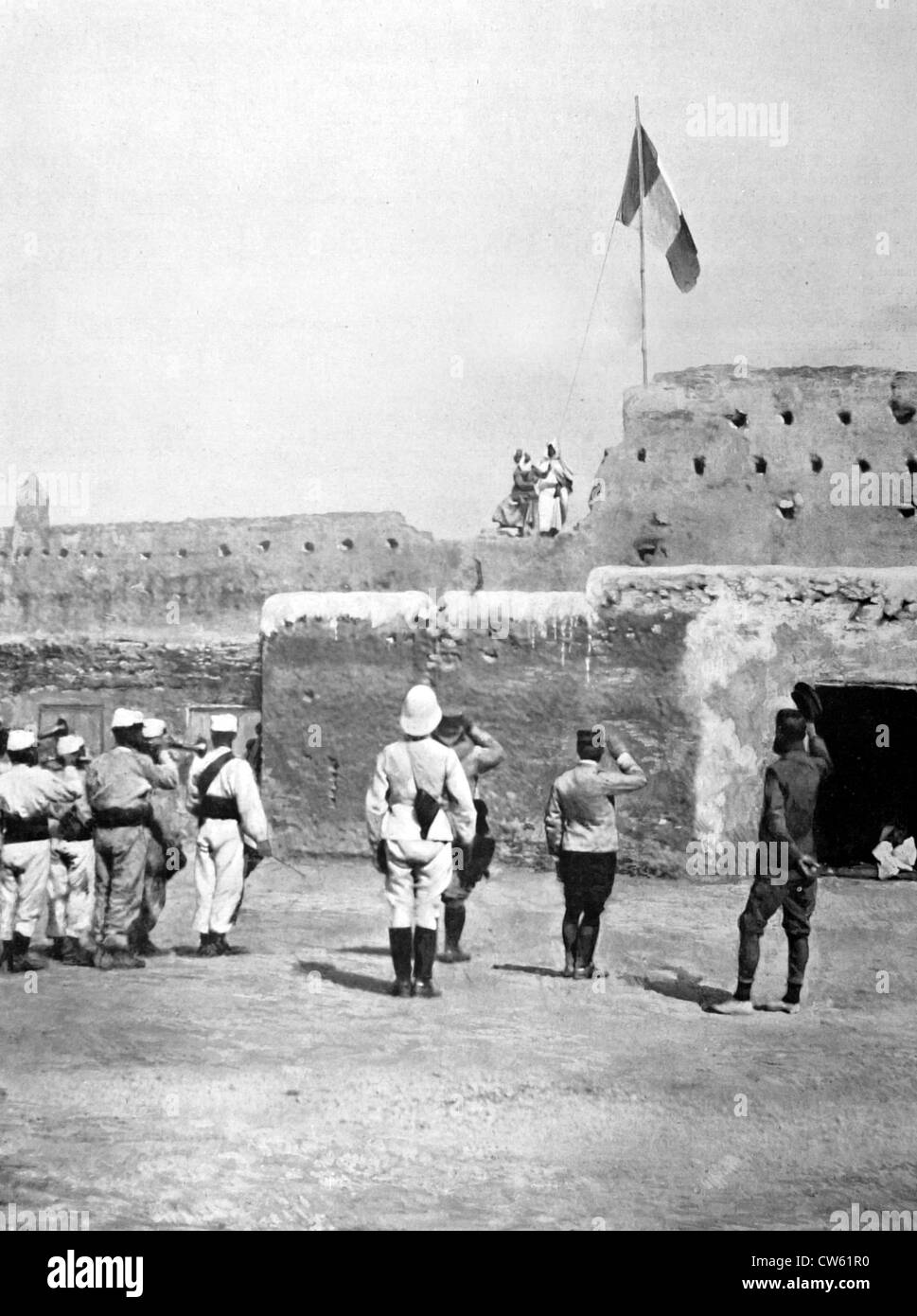 Gruß an die französische Flagge vor der Aioun Sidi Mellouk Kasbah, in Marokko (1910) Stockfoto
