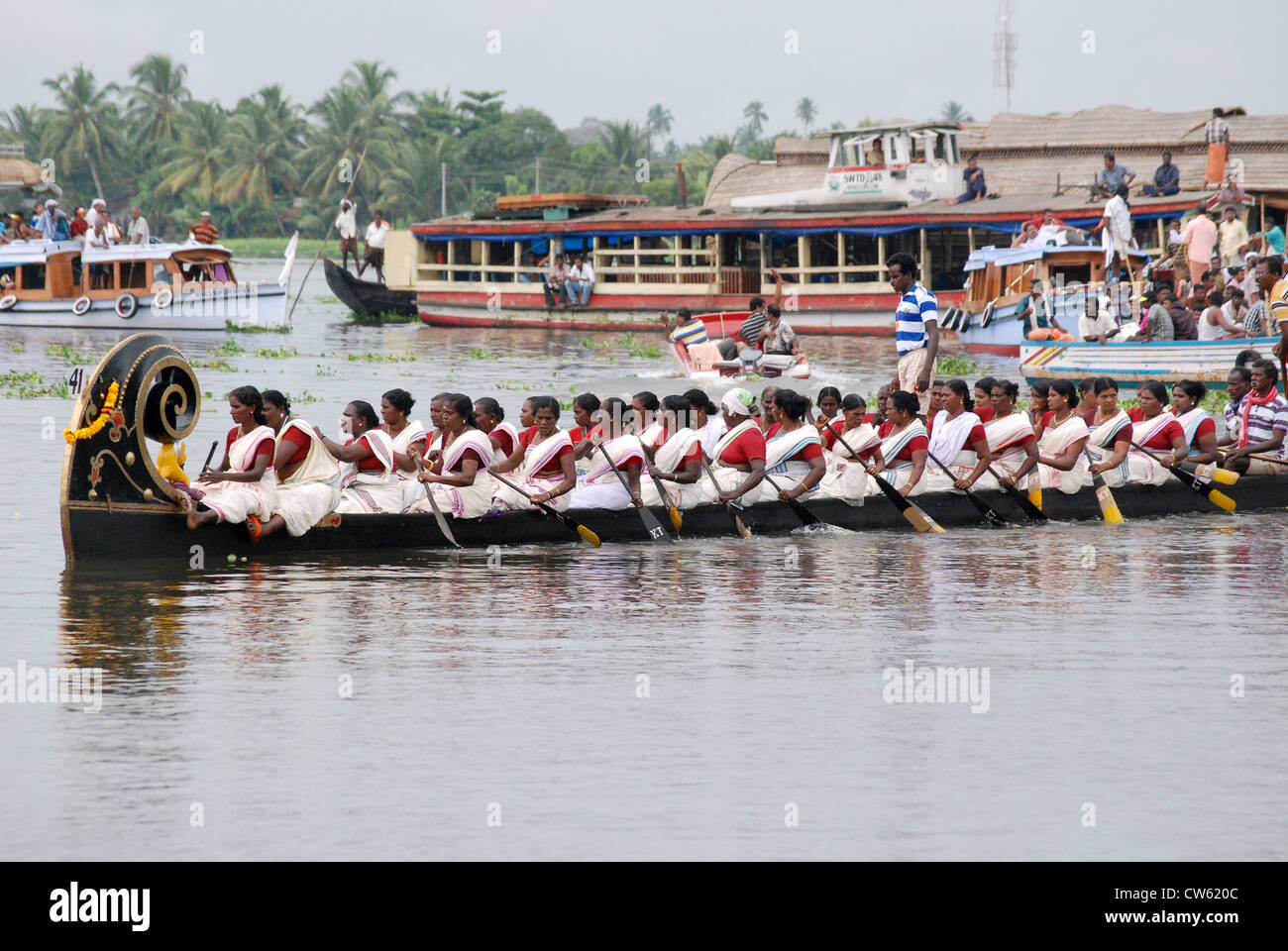 Womens Schlange Boot Rennen in Alleppey, Kerala, Indien. Dies ist aus Kerala Backwaters. Stockfoto