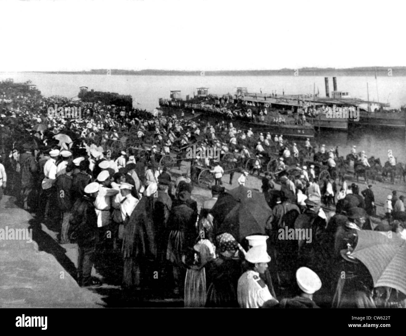 Chinesisch-russischen Krieg. Blagovestchensk geschickt Einschiffung der Artillerie und Kosaken Mandschurei (1900) Stockfoto