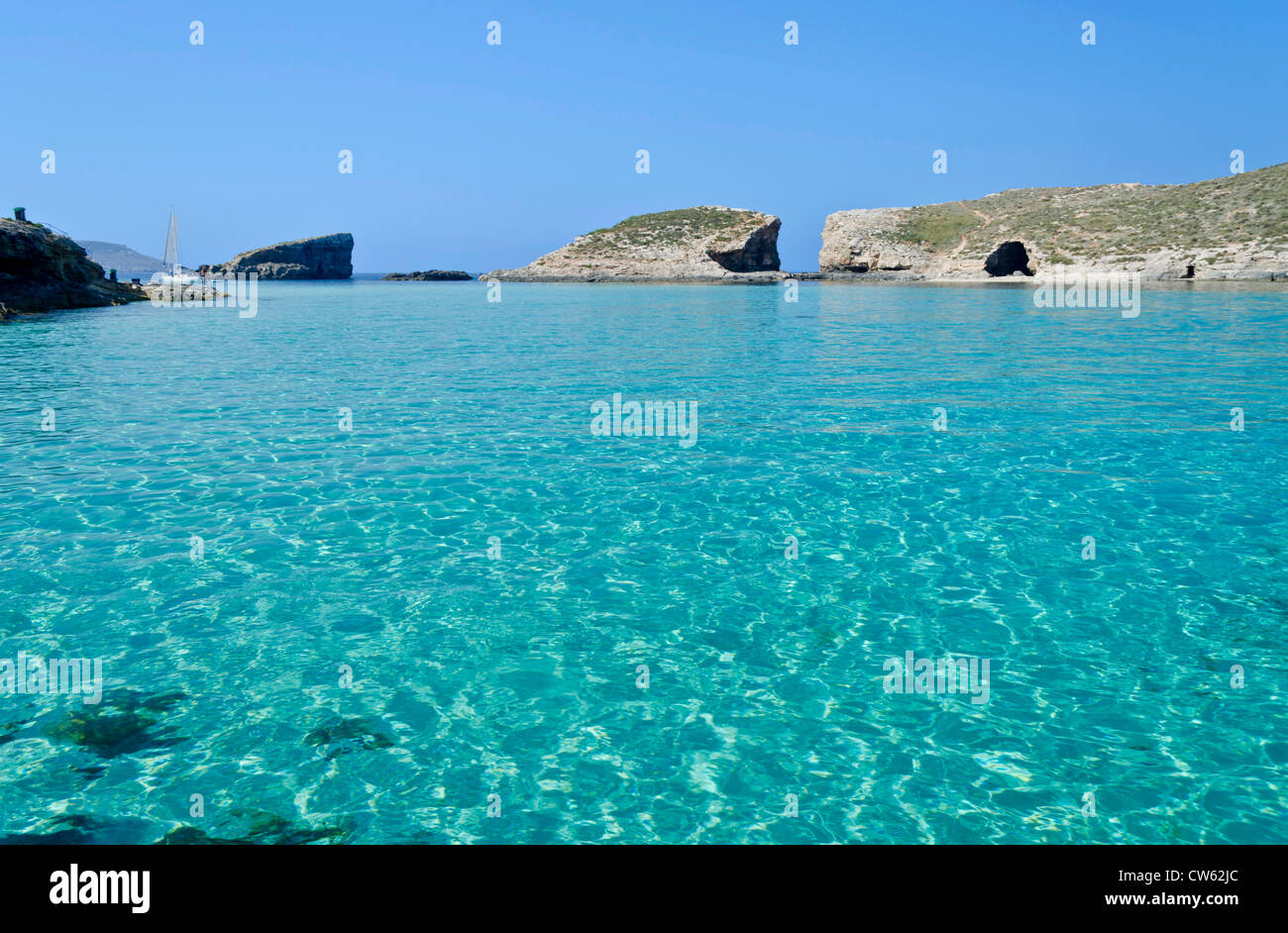 Klaren, blauen See in Comino Stockfoto