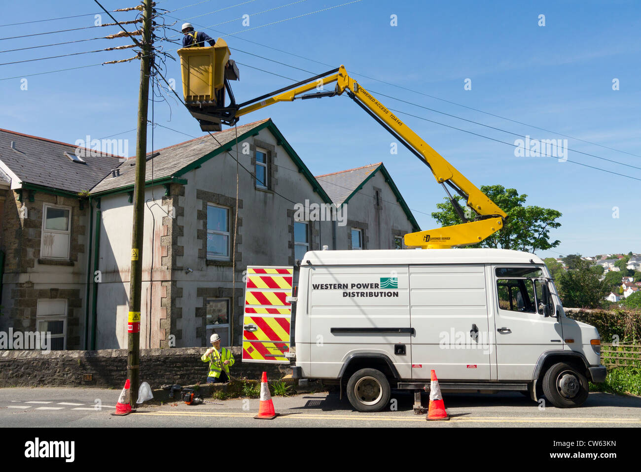 Western Power Distribution Arbeitnehmer, die auf Stromleitungen