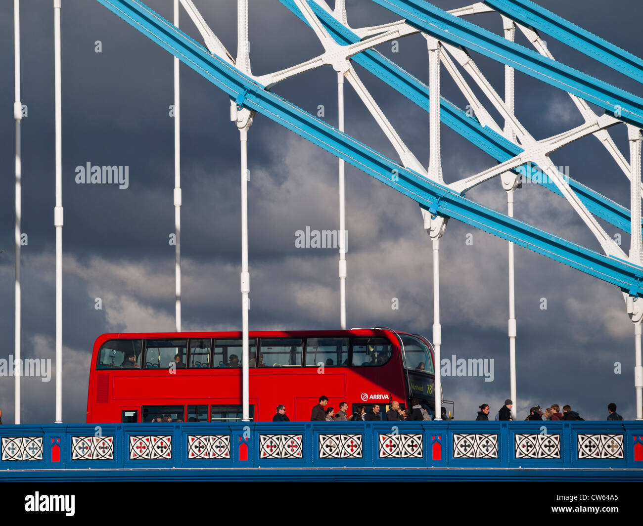 London red Bus über die Tower Bridge Stockfoto
