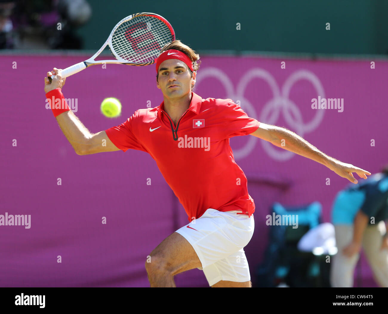 Roger Federer (SUI) in Aktion in Wimbledon während der Olympischen Spiele 2012 Stockfoto