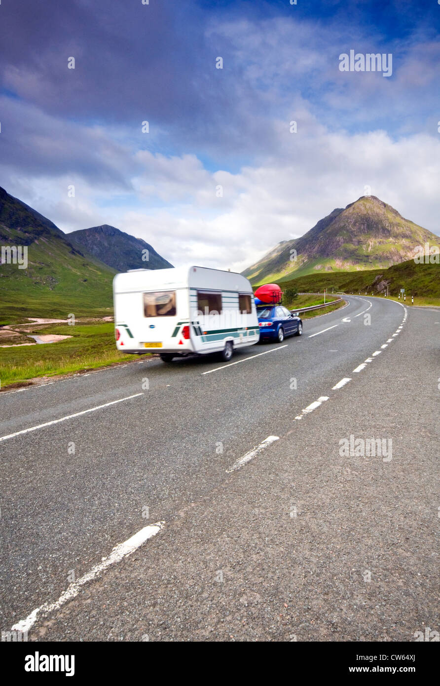 Ein Auto abschleppen Wohnwagen entlang der A82 durch Glencoe in den Highlands von Schottland Stockfoto