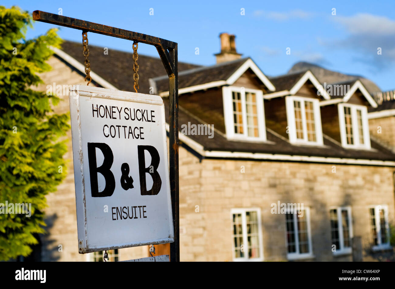 Melden Sie außen Bed And Breakfast Unterkunft in Dorf von Glencoe, Schottland, Großbritannien Stockfoto