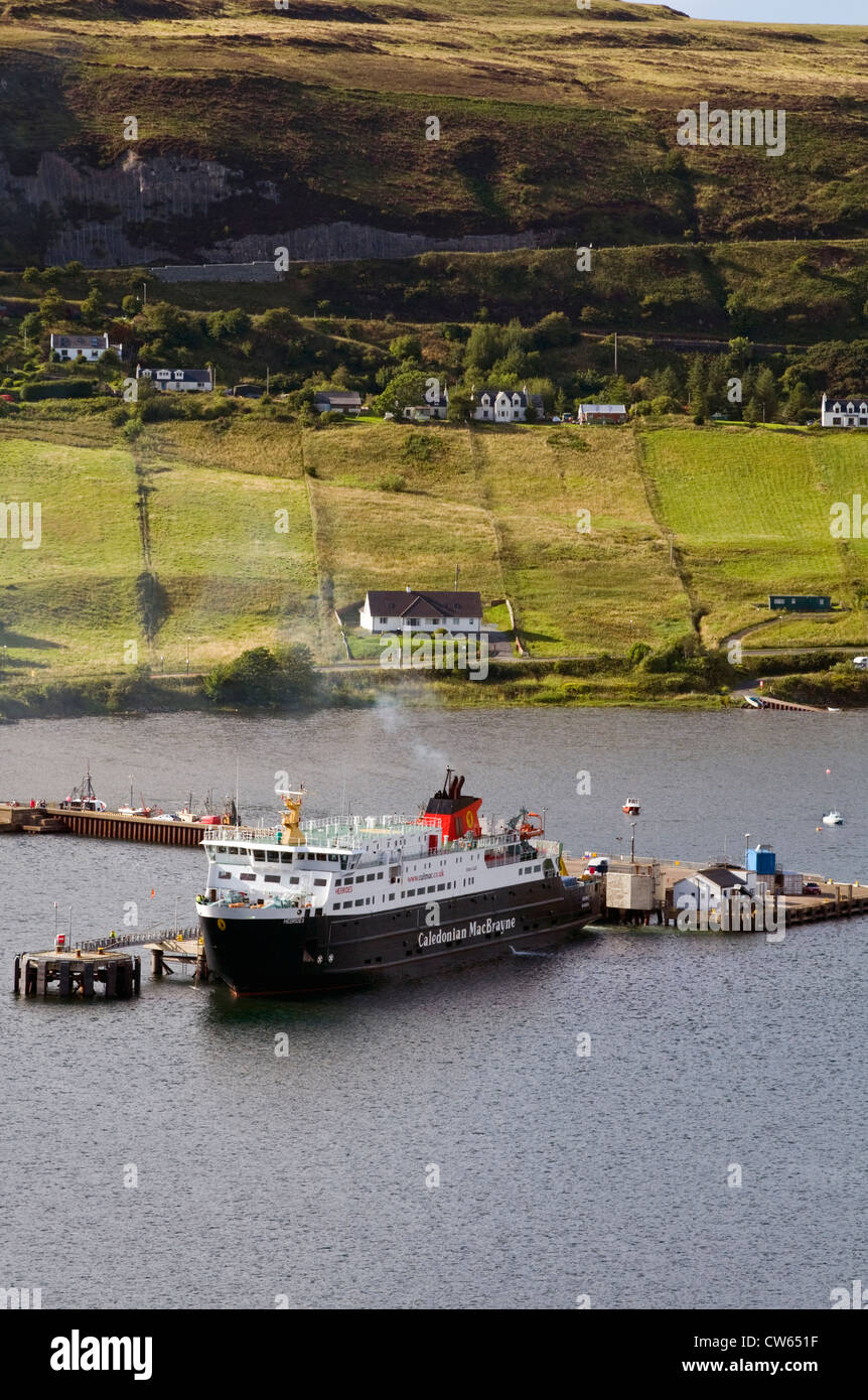 Fähre verlassen den Hafen von Uig auf der Isle Of Skye in Schottland, Großbritannien Stockfoto