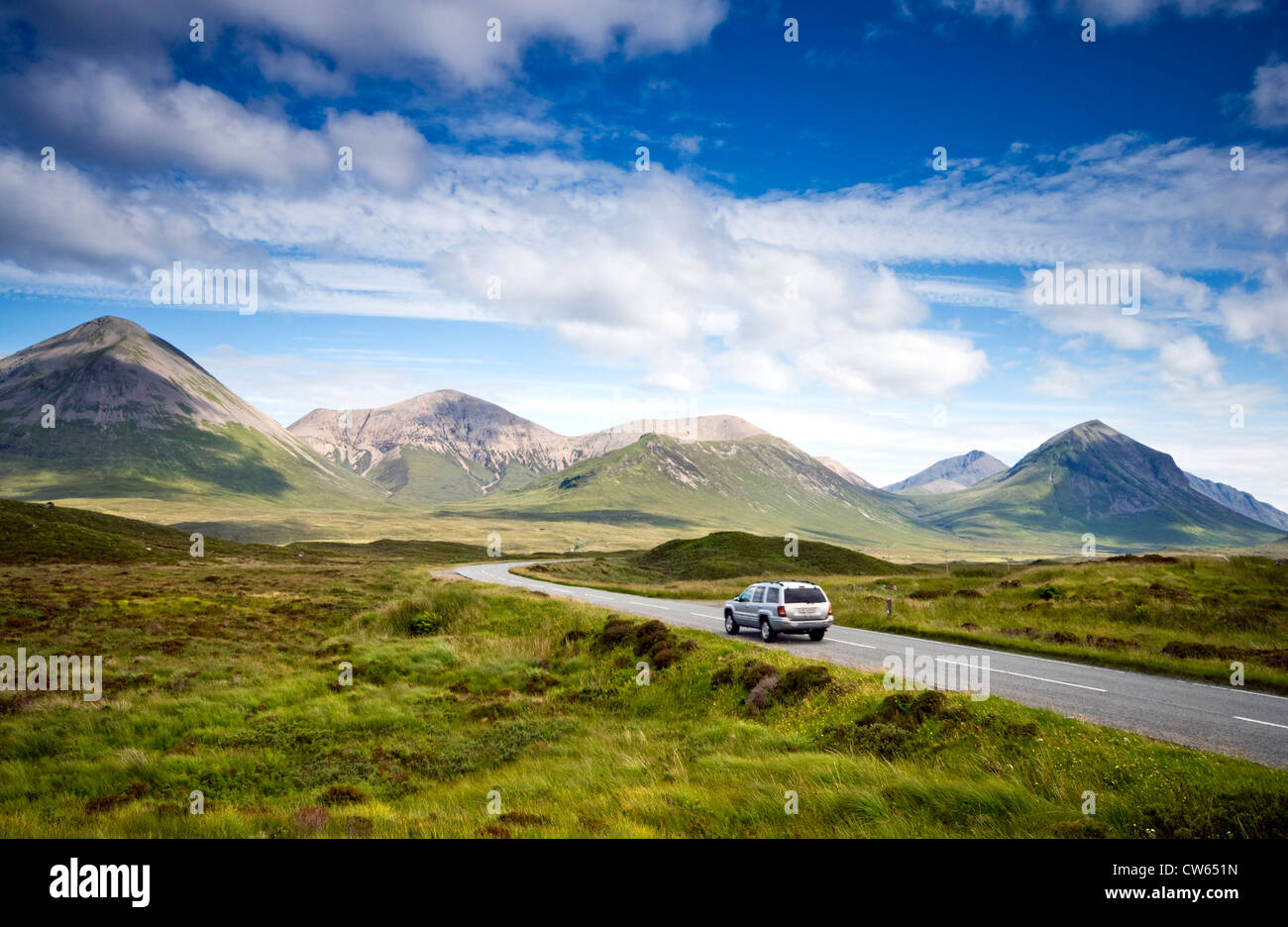 Ein Auto der roten Cuillin Berge in der Nähe von Sligachan auf der Isle Of Skye, Schottland, UK Stockfoto