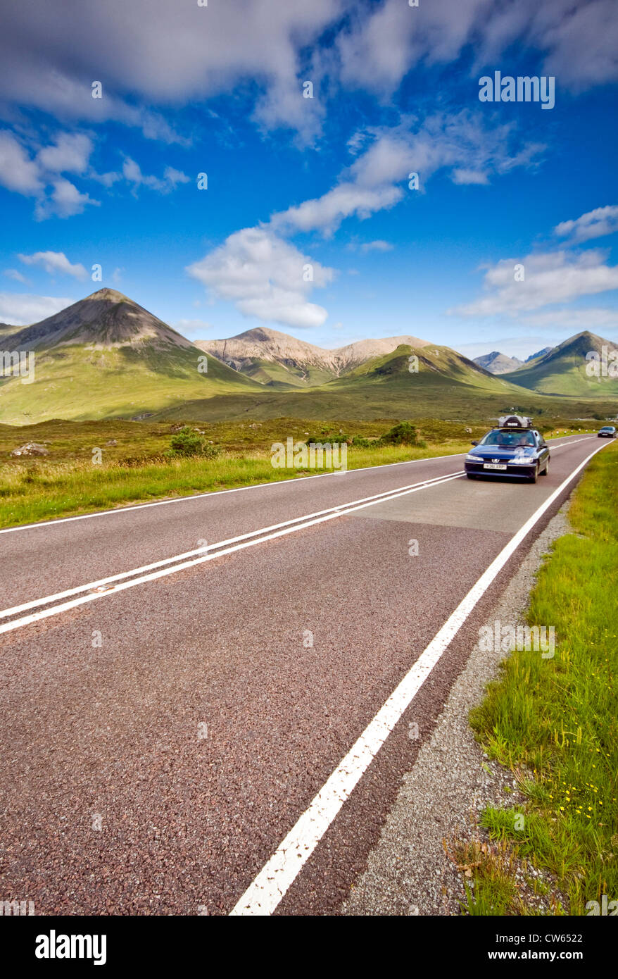 Ein Auto der roten Cuillin Berge in der Nähe von Sligachan auf der Isle Of Skye, Schottland, UK Stockfoto