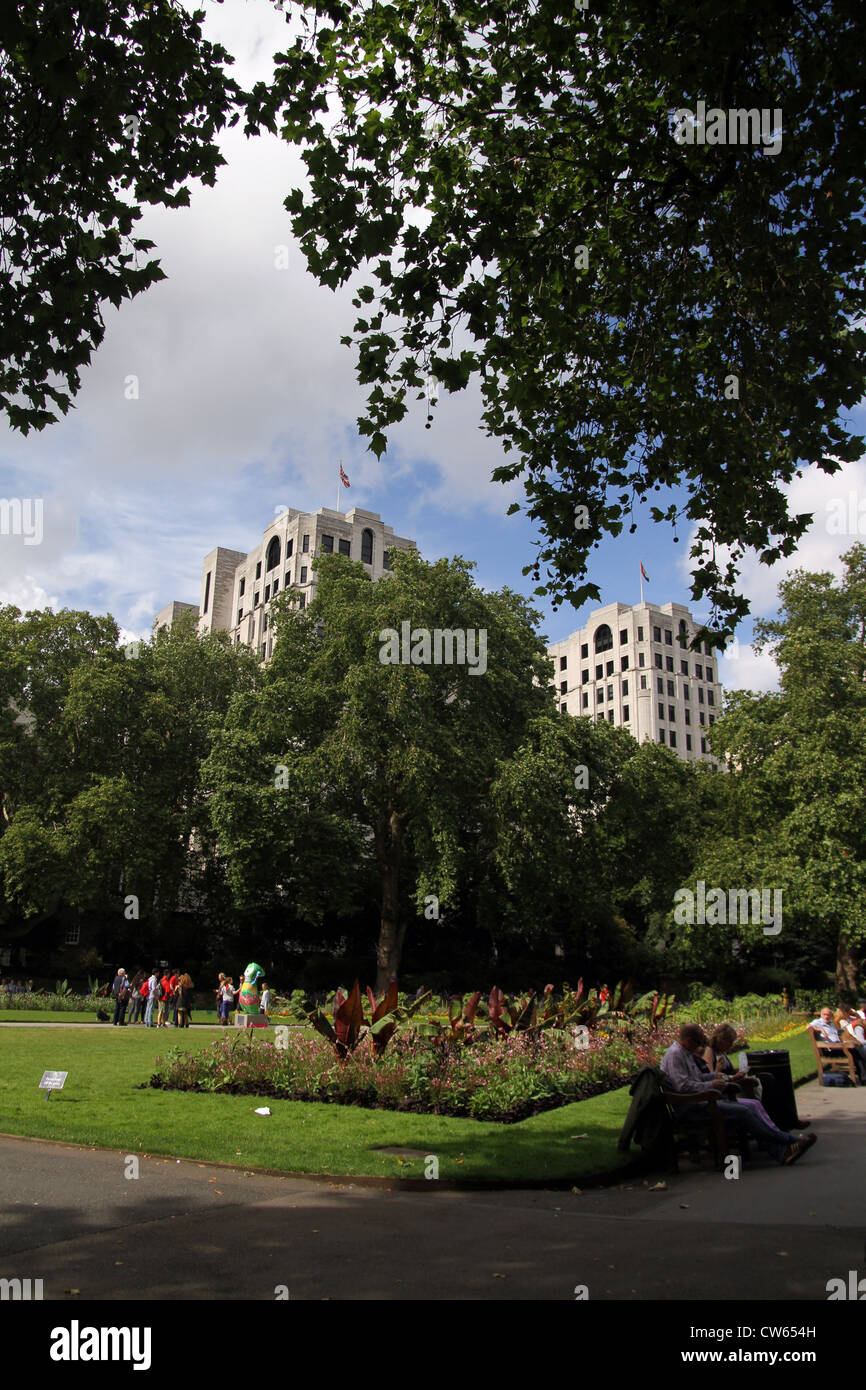 Die Victoria Embankment Gardens sind eine Reihe von Gärten auf der Nordseite der Themse zwischen Blackfriars Bridge und Wes Stockfoto