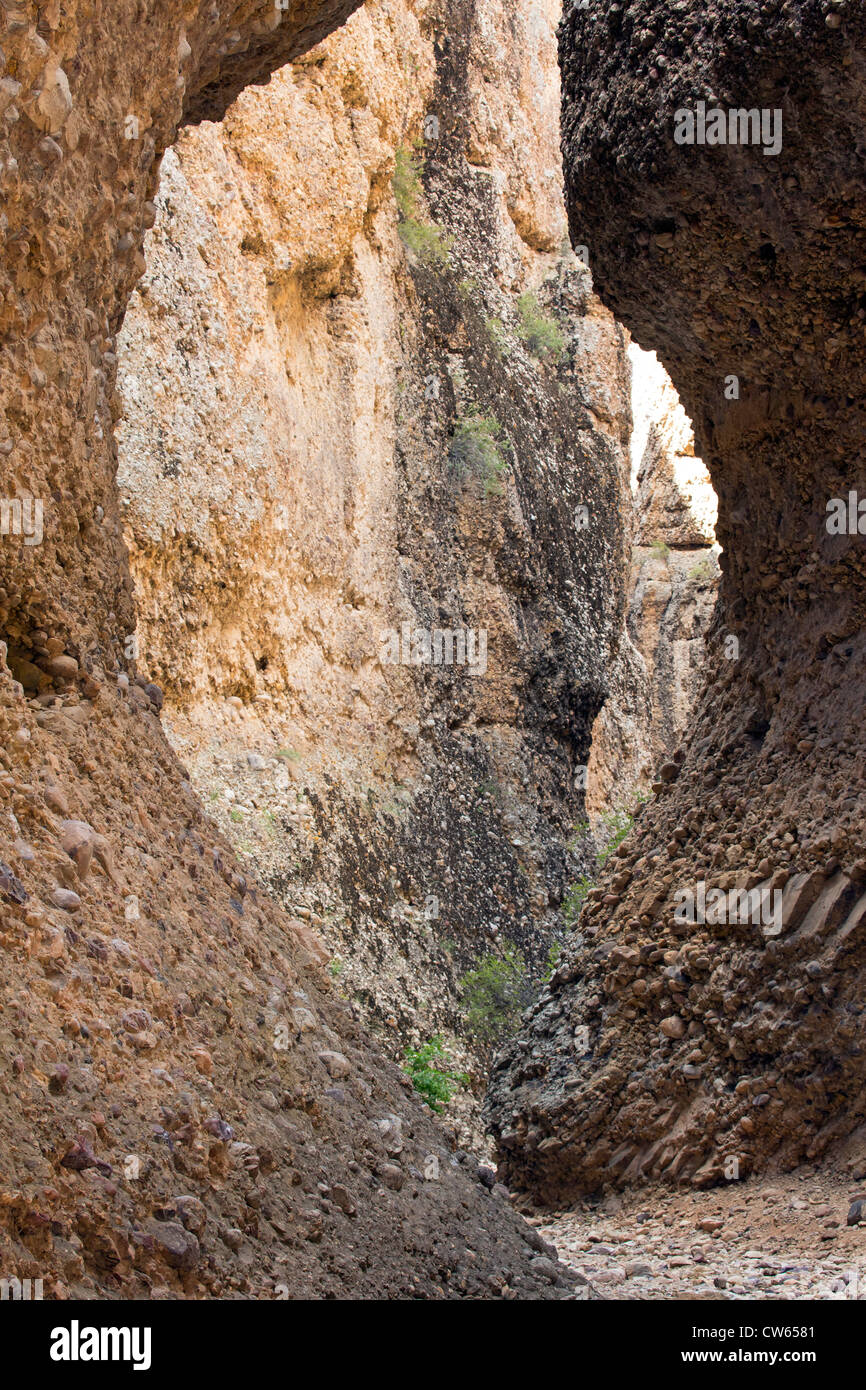 Innenraum eines Box-Canyons in zentrale Utah zeigen geologische Formationen aus Konglomerat Gestein, beliebter Treffpunkt für Kletterer. Stockfoto