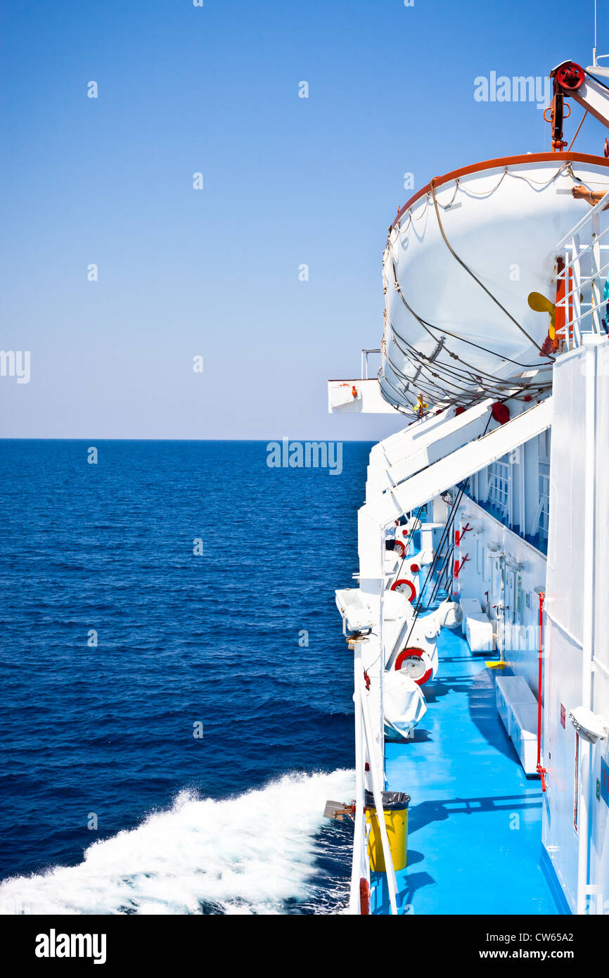 Schöner Blick auf die Seite einer Kreuzfahrt Schiff an einem Sommertag Stockfoto