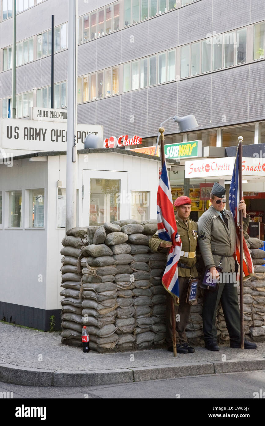 Europa, Deutschland, Brandenburg, Berlin, Checkpoint Charlie, falsche Soldaten posieren für die Touristen Stockfoto