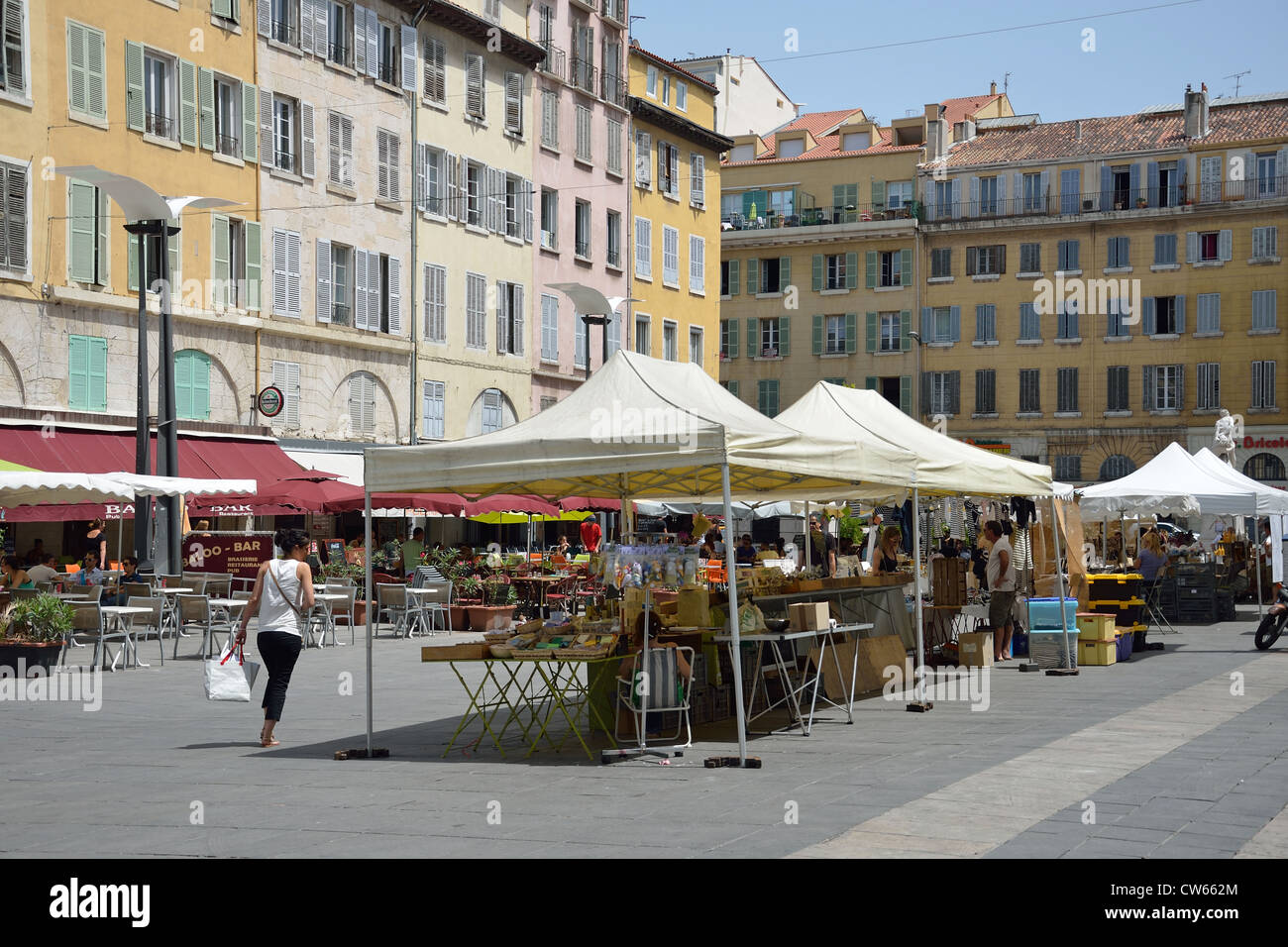 Outdoor-Handwerkermarkt am Cours Honoré d'Estienne d'Orves, Marseille, Bouches-du-Rhône, Provence-Alpes-Côte d ' Azur, Frankreich Stockfoto