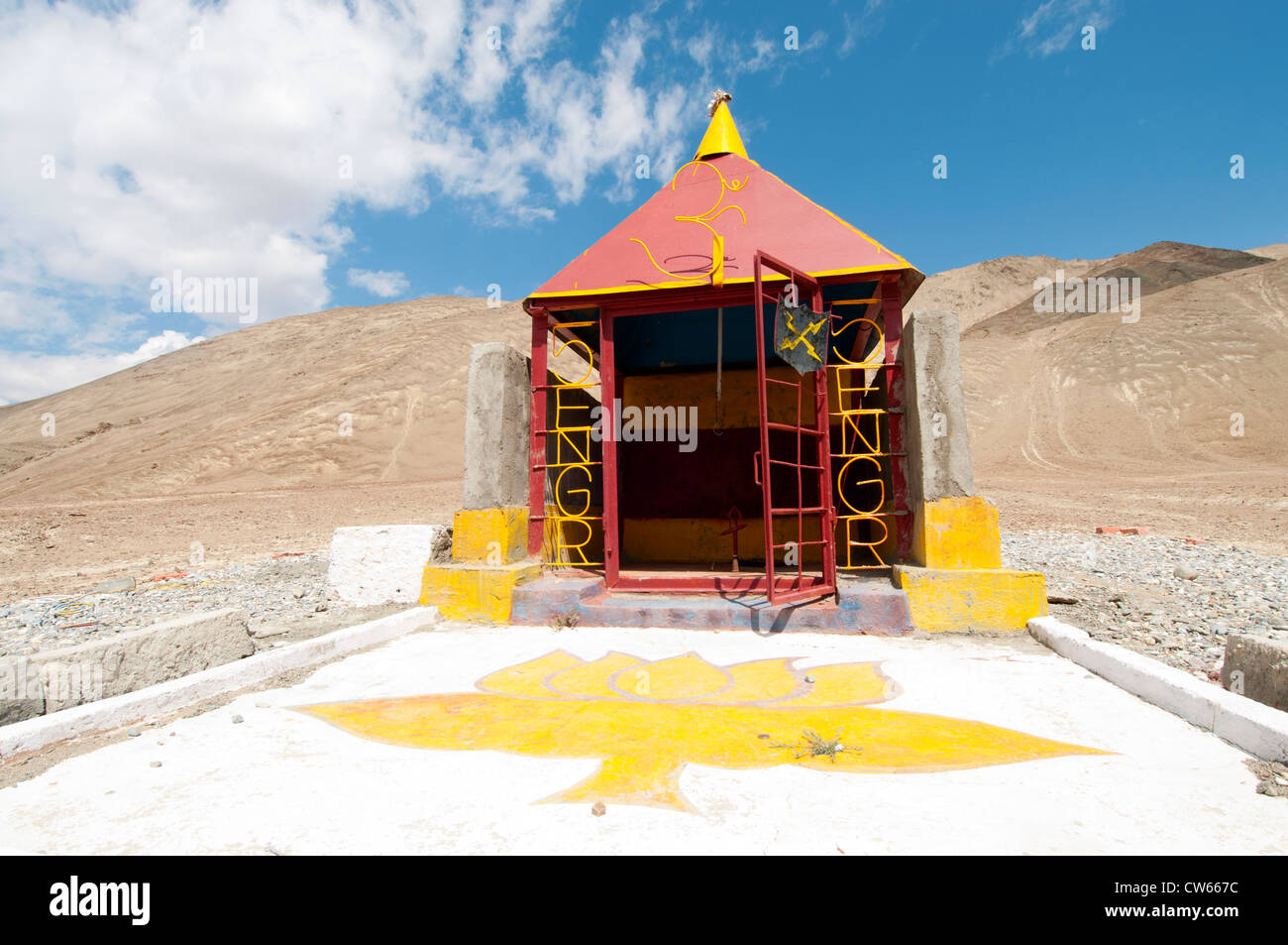 Kleines Gebäude auf Magnetic Hill auf der Leh-Kargil-Srinagar-Autobahn in Ladakh, Indien Stockfoto