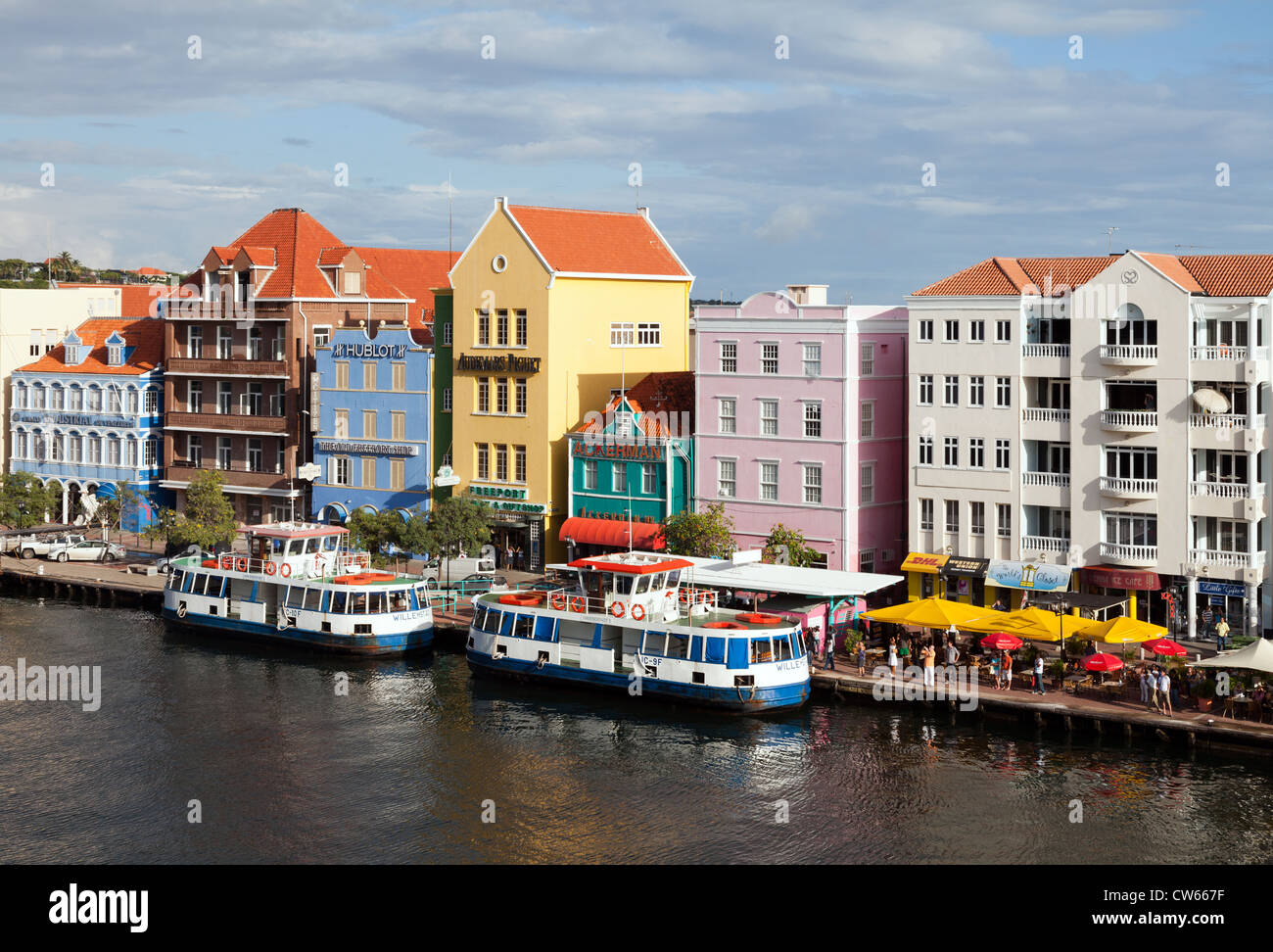 Willemstad, Curacao: zwei Fähren erwarten Passagiere entlang Willemstad der berühmten Uferpromenade. Stockfoto