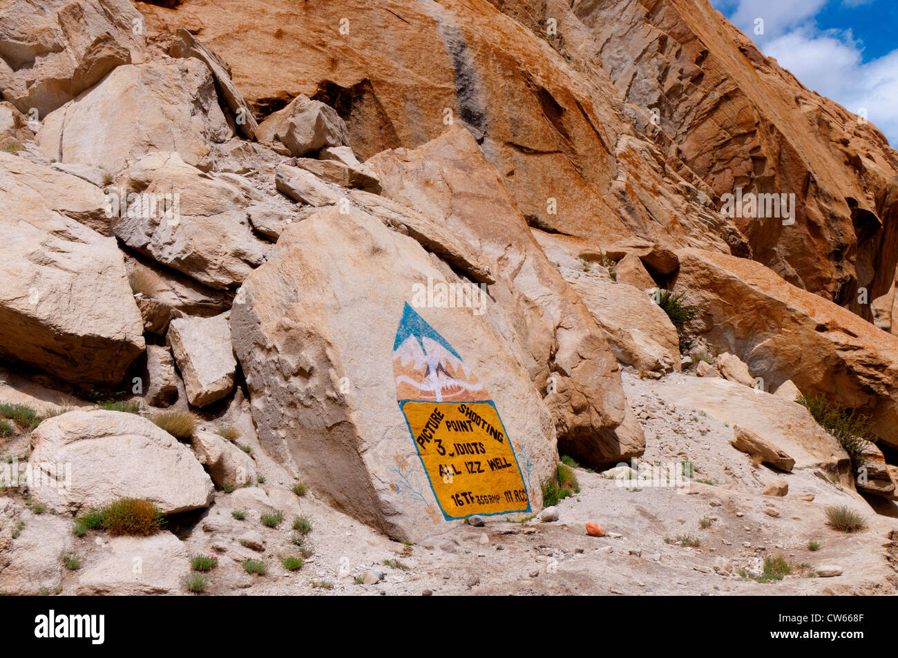 Melden Sie auf einem Felsen auf dem Highway von Manali-Leh in Ladakh Indien 'Bild schießen Punkt 3 Idioten All Izz Well' lesen Stockfoto