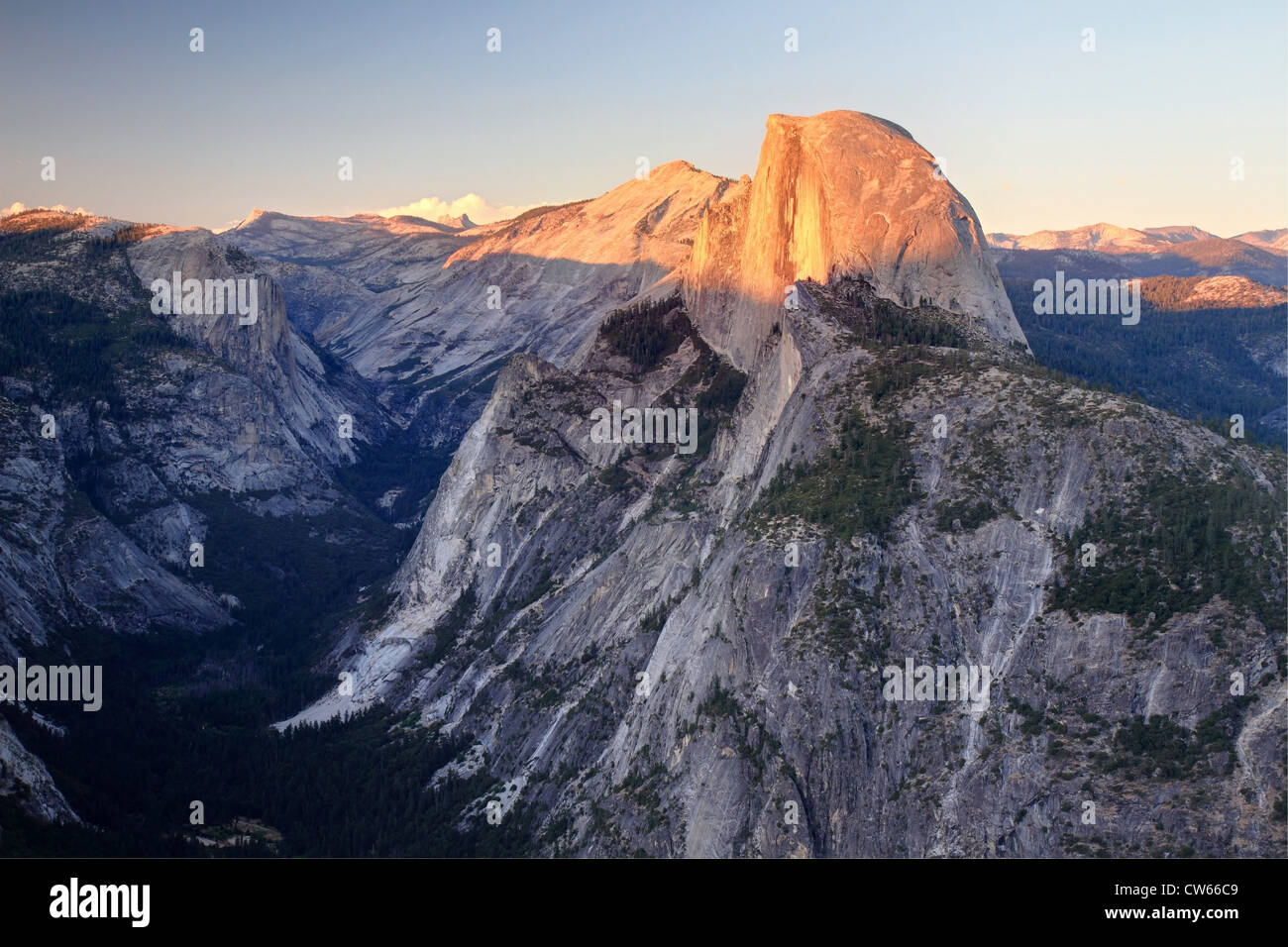 Sonnenuntergang über Half Dome im Yosemite National Park, Kalifornien. Blick vom Glacier Point Stockfoto
