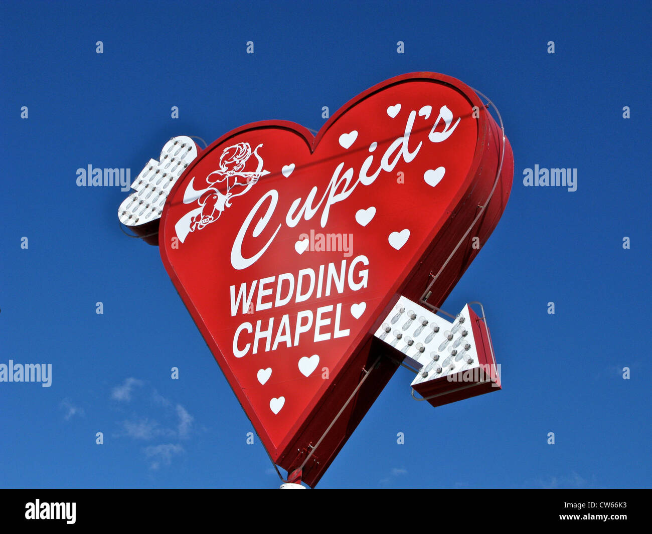 Rotes Herz Form Schild mit Neon Pfeil Amors Wedding Chapel in Las Vegas Nevada, USA Stockfoto