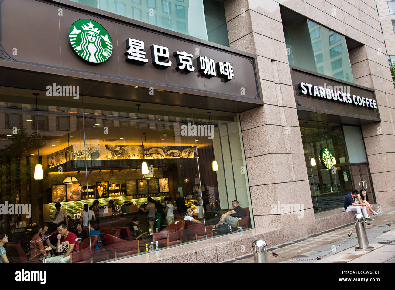 Ladenfront von Starbucks Coffee Shop in Peking, China Stockfoto