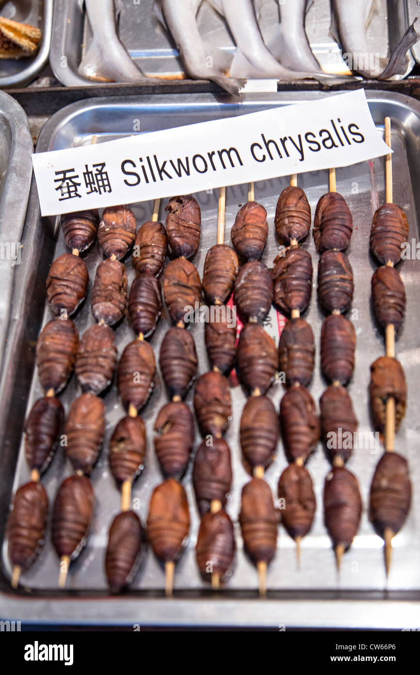 Straßenhändler verkaufen exotische Lebensmittel bei Nacht-Food Markt entlang der Wangfujing Street Einkaufsviertel in Peking, China Stockfoto