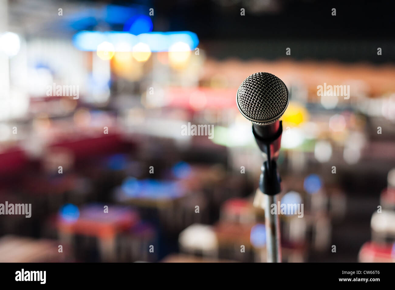 Mikrofon auf der Bühne im Club mit Bokeh Hintergrund Stockfoto