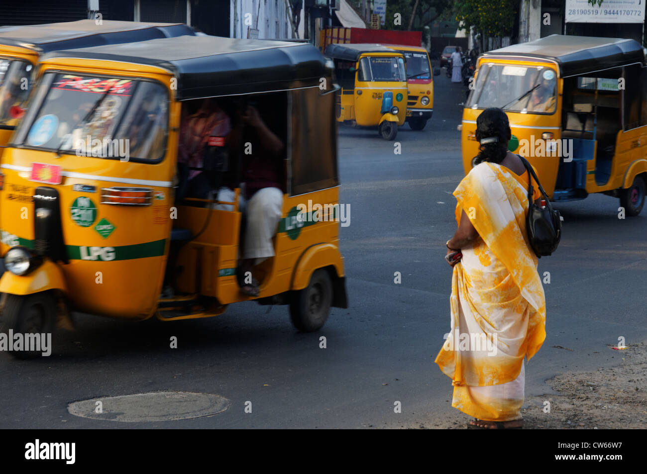 Eine Frau versucht, überqueren Sie die Straße in Indien Stockfoto