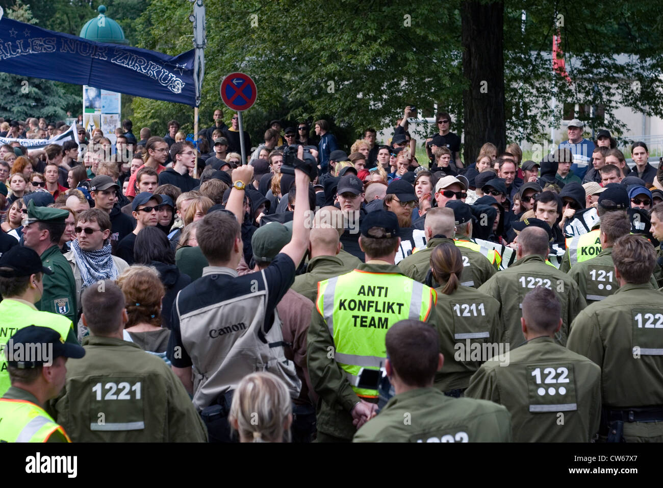 Demonstranten und Polizisten, Deutschland, Brandenburg, Potsdam Stockfoto