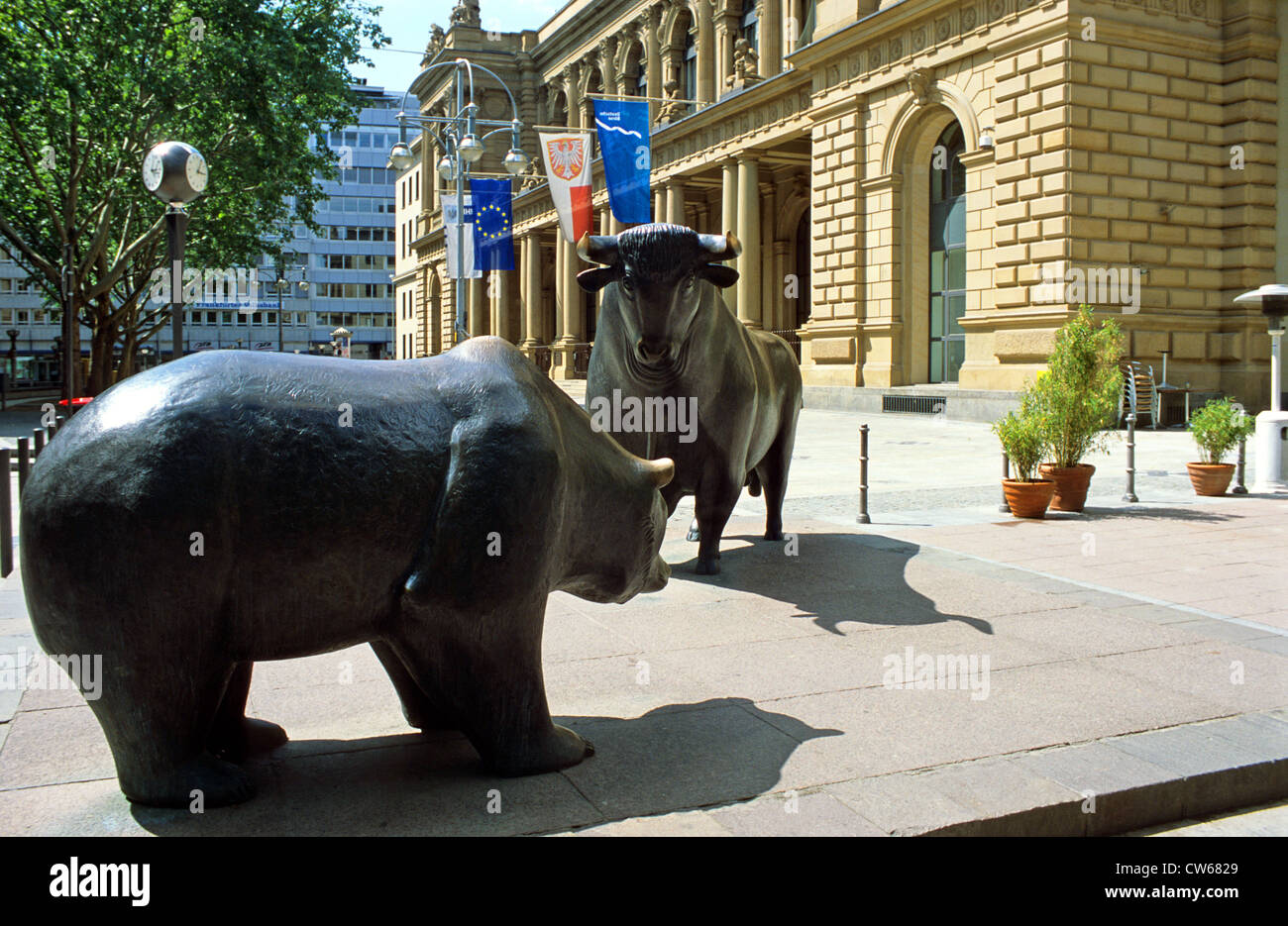 tragen und Stier vor der Börse, Deutschland, Hessen, Frankfurt a. M. Stockfoto