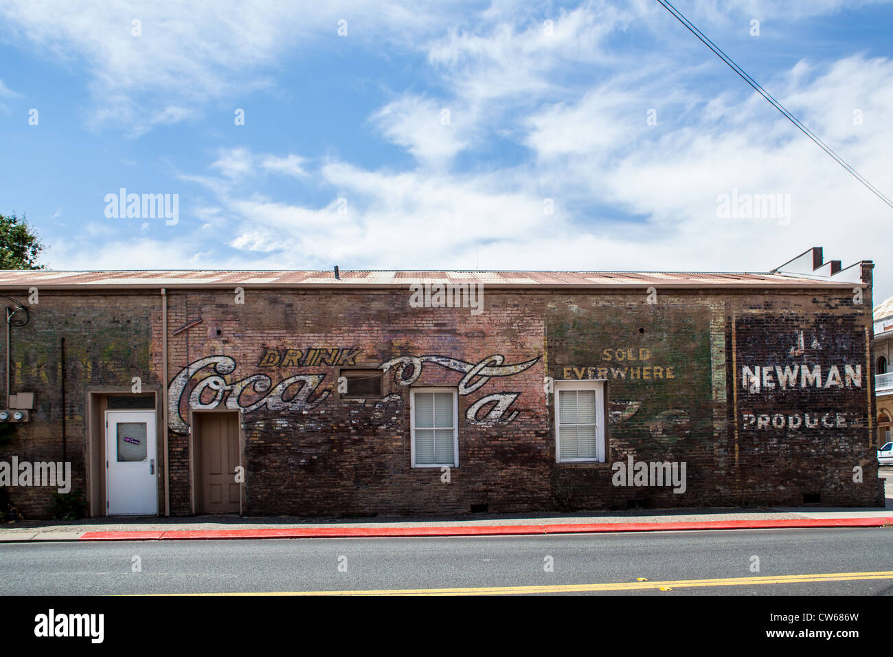 Ein altes Coca Cola Schild zusammen mit einigen anderen in Ione Kalifornien Stockfoto