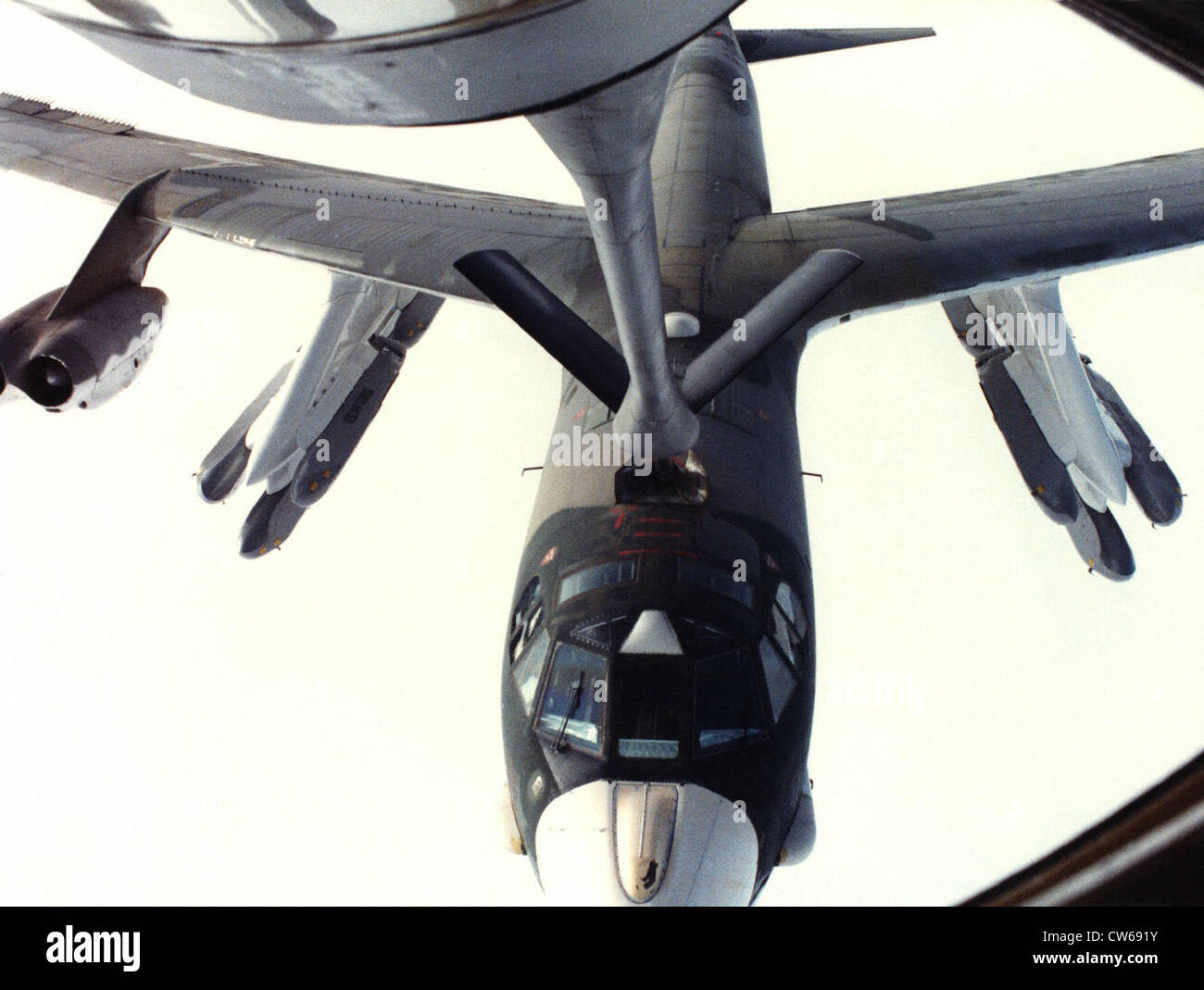 Mitten in der Luft Betanken eines schweren Bomber Boeing b-52 Stockfoto