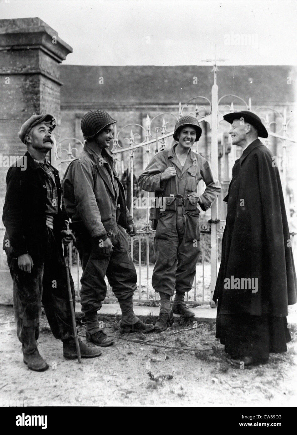 Zwei amerikanische Soldaten Chat mit französischen Heilung in Nucilly, Normandie 1944 Stockfoto