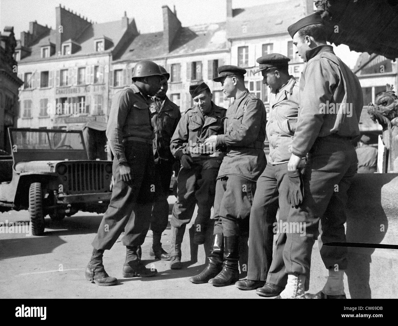 Amerikanische und russische Soldaten sprechen in Cherbourg (März 11,1945) Stockfoto