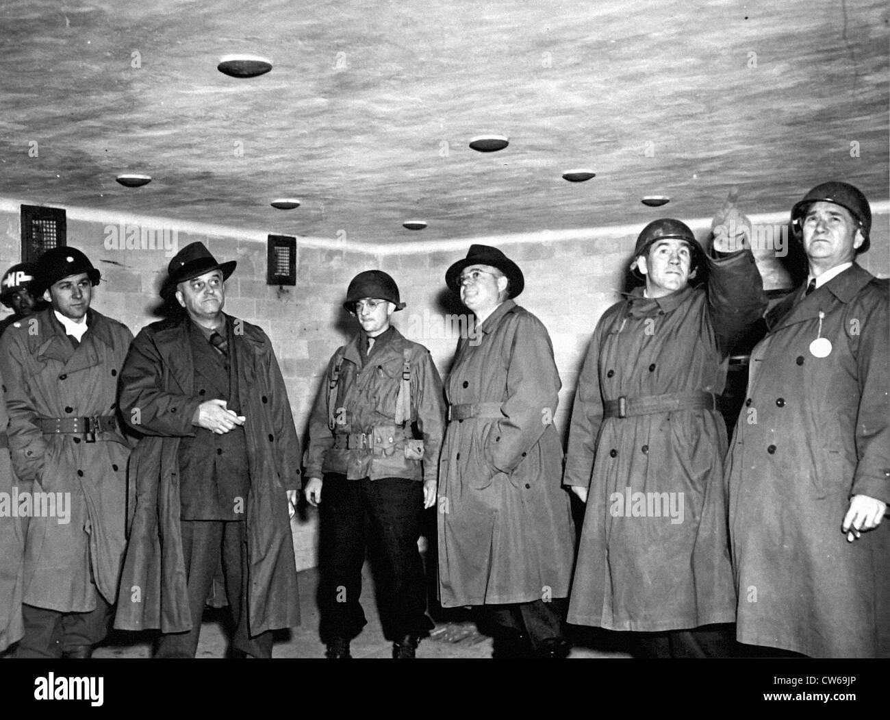 US-Kongressabgeordnete anzeigen Gaskammer im KZ Dachau (Mai 3,1945) Stockfoto
