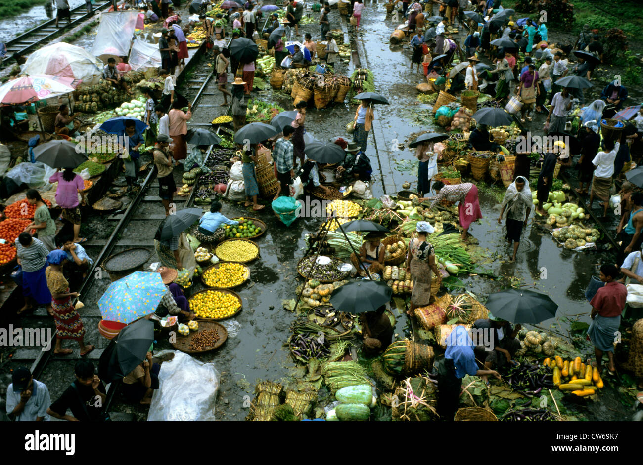 Markt am Bahnhof Anschlussgleise, Burma, Yangon Stockfoto