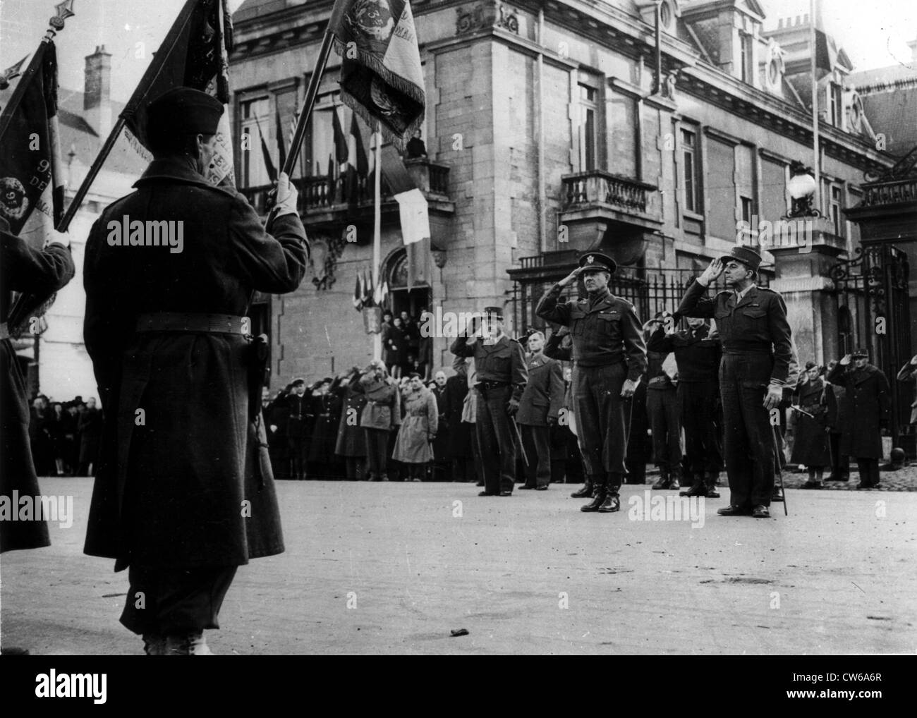 Alliierten Generäle begrüssen Farben in Belfort (Frankreich) November 1944. Stockfoto