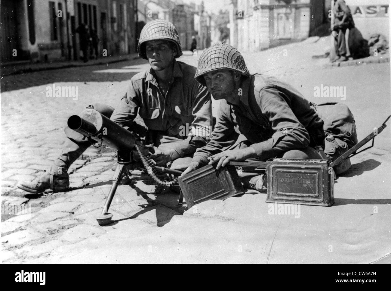 US-Soldaten sehen für Scharfschützen in Angers (Frankreich), Sommer 1944 Stockfoto