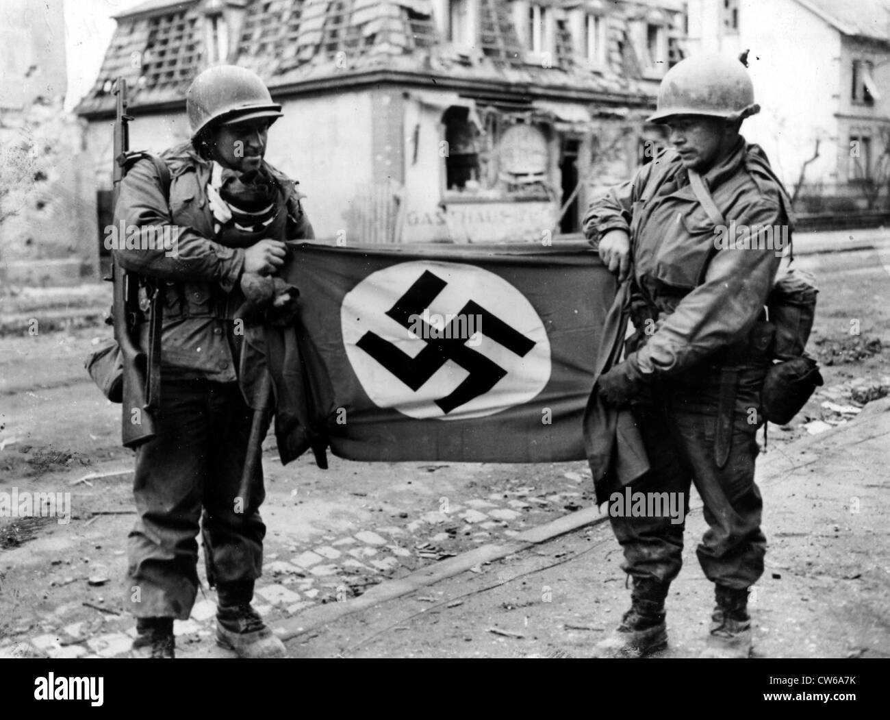 US-Soldaten zeigen Nazi-Fahne gefunden in Haguenau (Frankreich) Dezember 10,1944 Stockfoto
