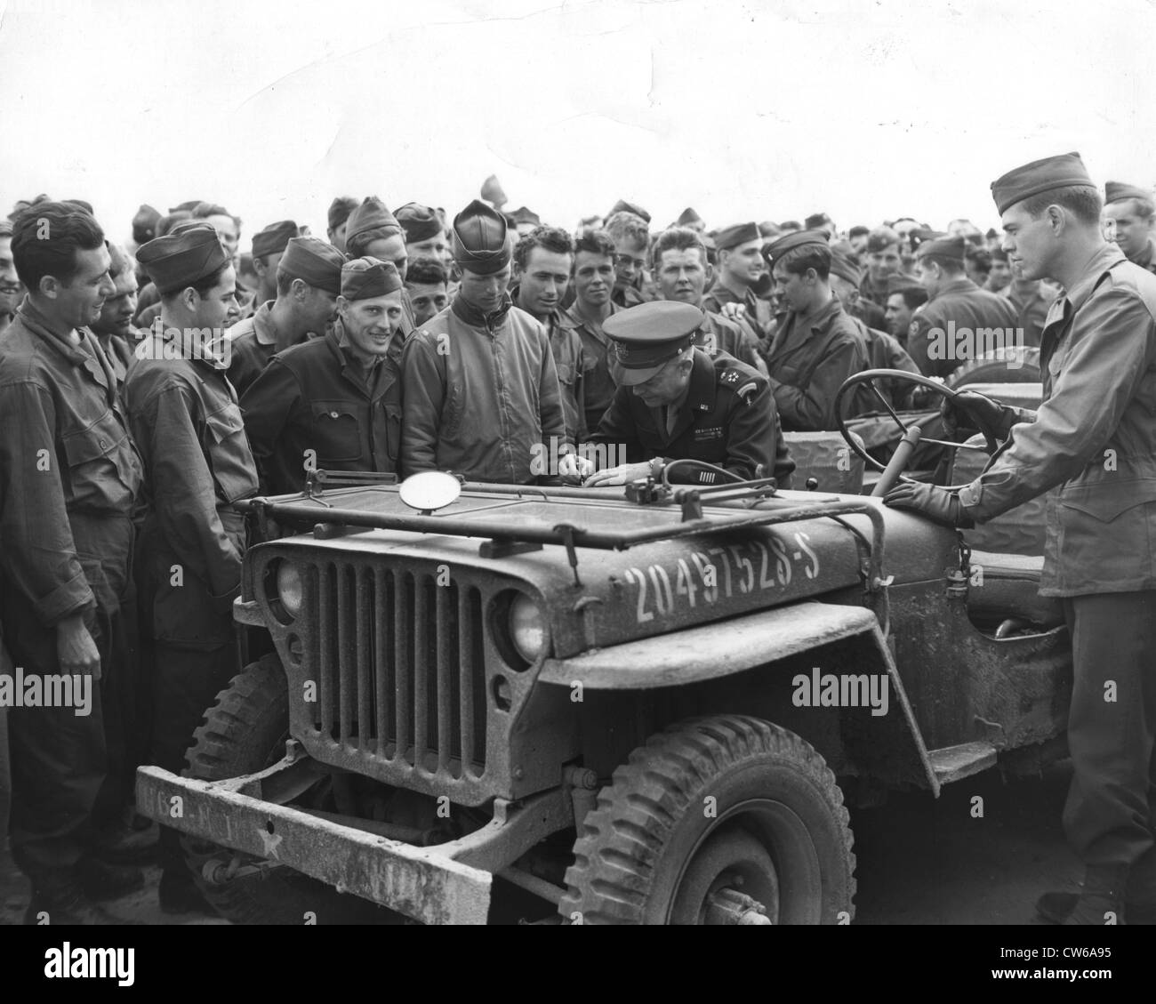 US-General Dwight Eisenhower Zeichen kurz zwischen Rechnungen für Soldaten in St Valery-En-Caux (Frankreich) 22. Mai 1945 Stockfoto