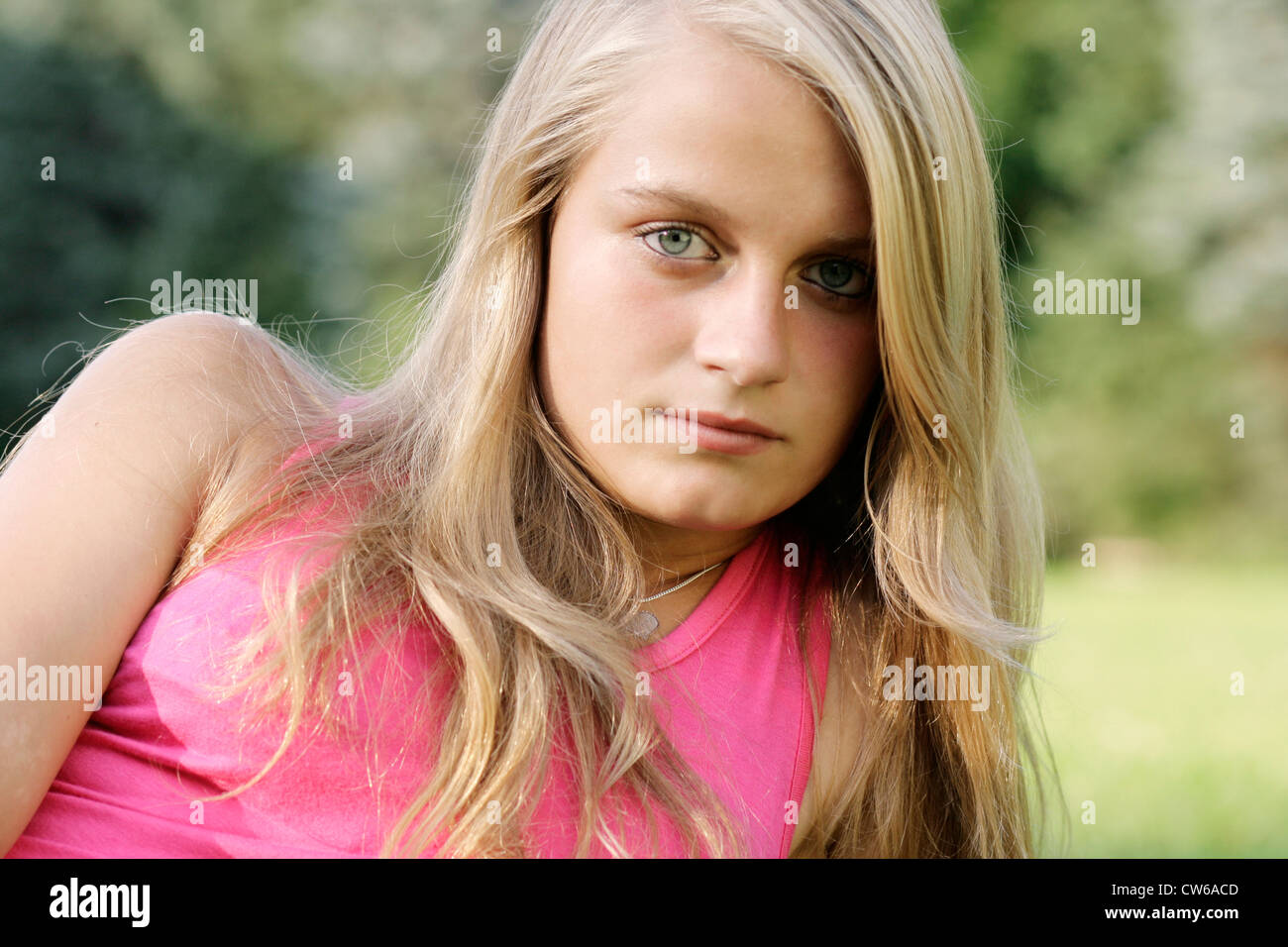 junge blonde Mädchen auf einer Wiese liegend Stockfoto