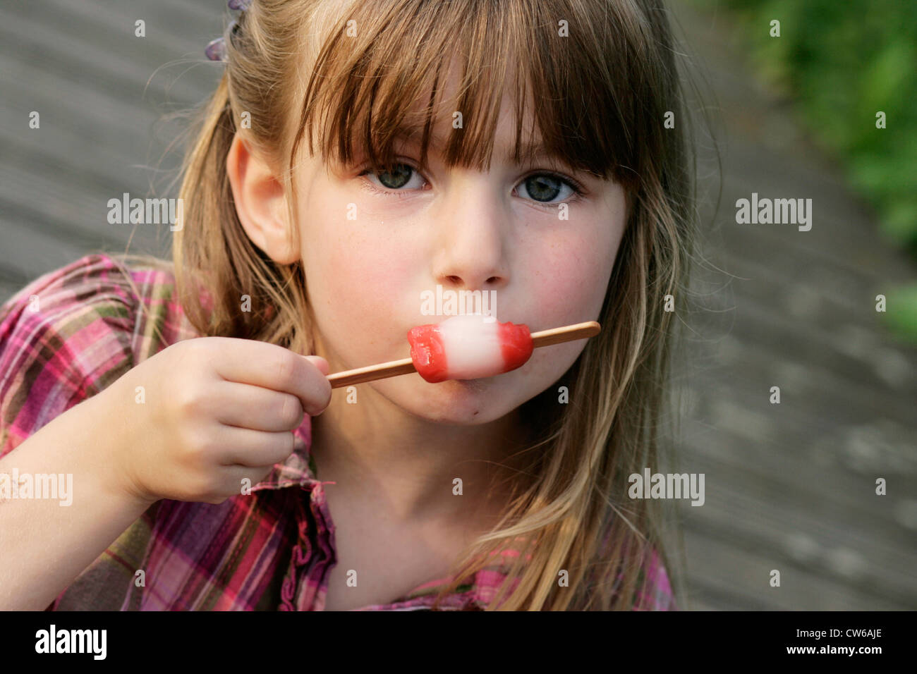 junges Mädchen essen ein Eis am Stiel Stockfoto