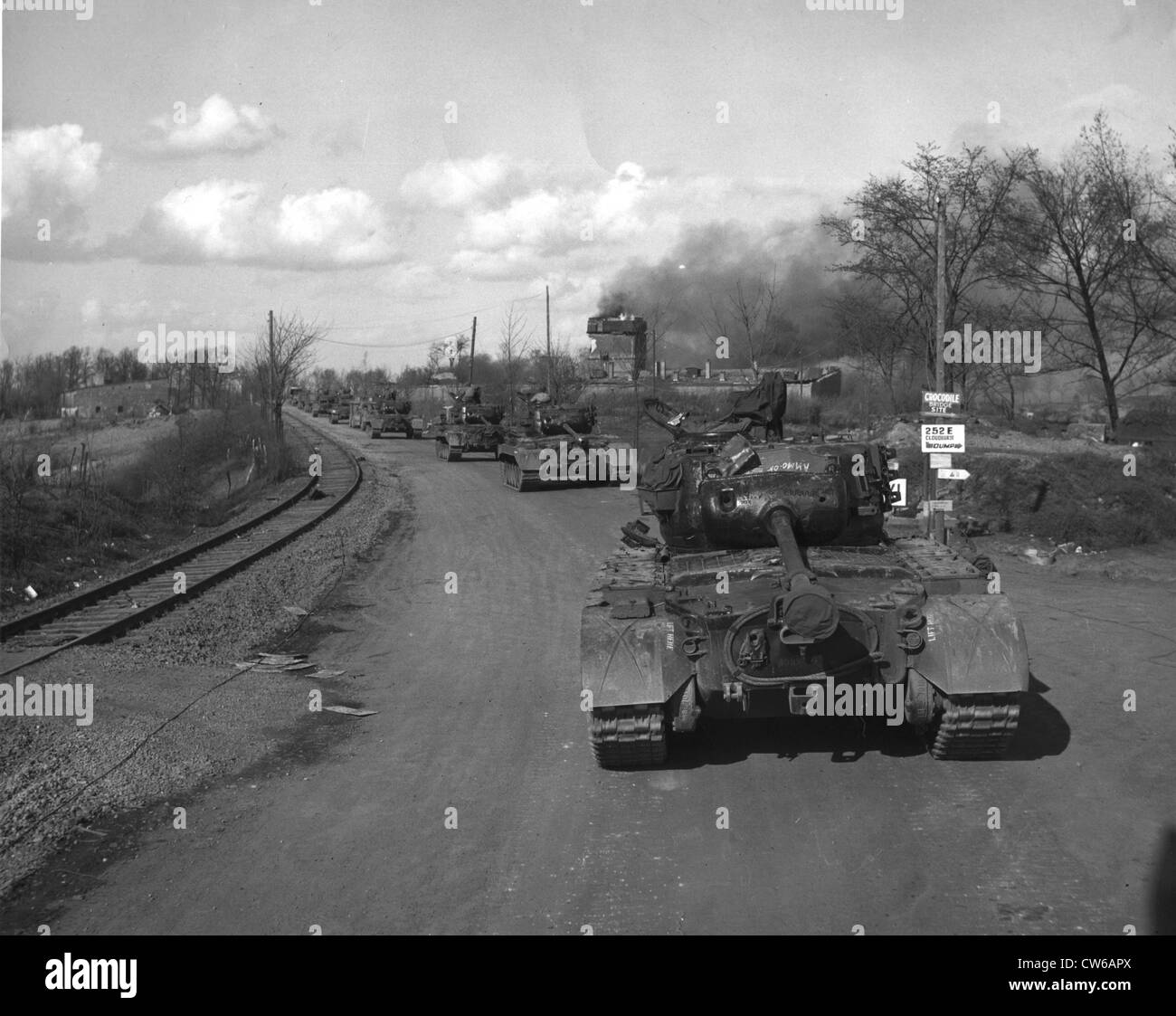 Ein Konvoi von US-General Pershing Panzer bewegt sich durch ein deutsches Dorf in der Nähe von Wesel (30. März 1945) Stockfoto