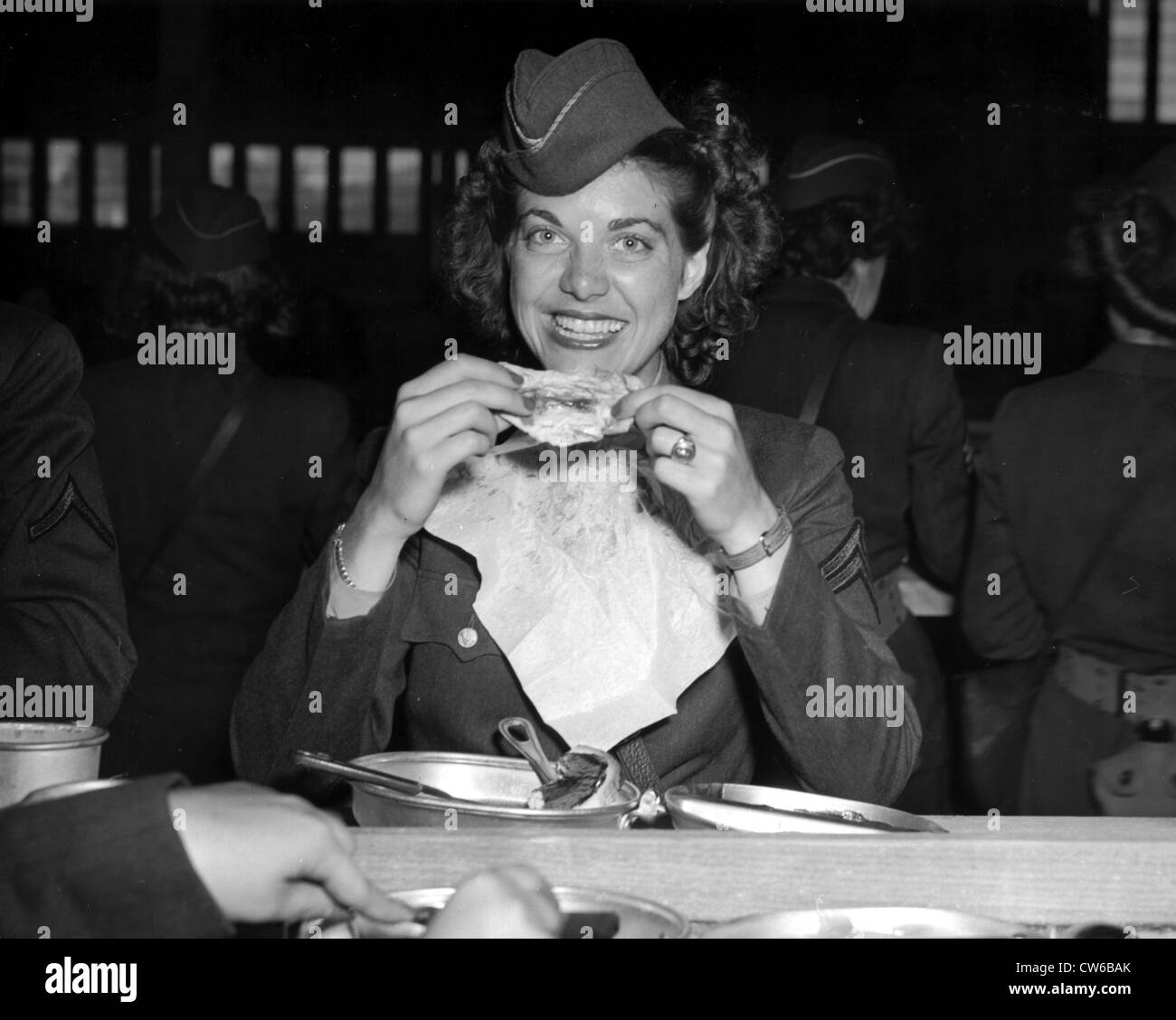 WAC gerade aus USA angekommen genießen Sie seine erste Mahlzeit in Le Havre, 22. Juli 1945 Stockfoto