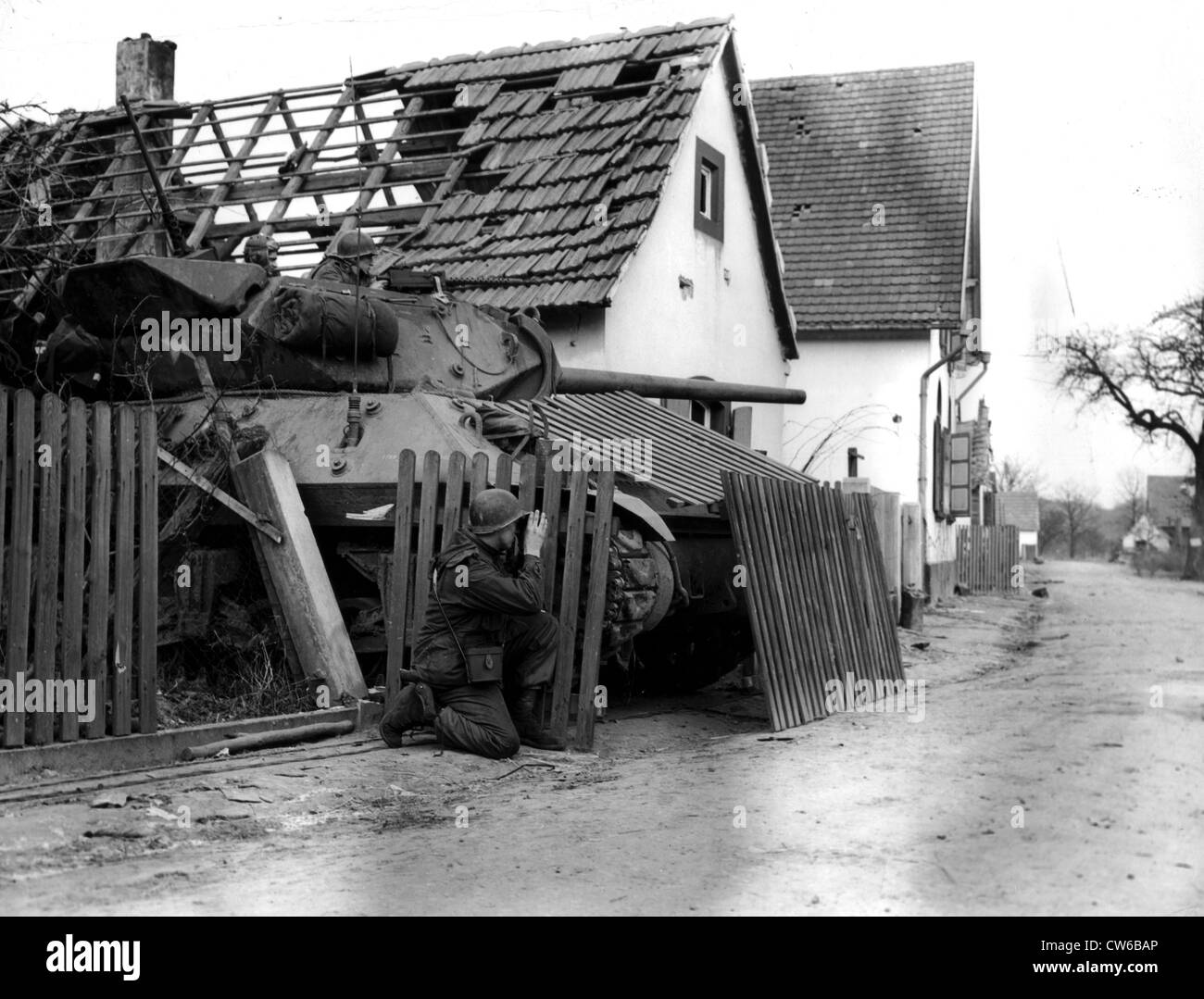 Ein US m-10 umfasst Hauptstraße von Schiebenhardt (Deutschland) 30. Dezember 1944 Stockfoto